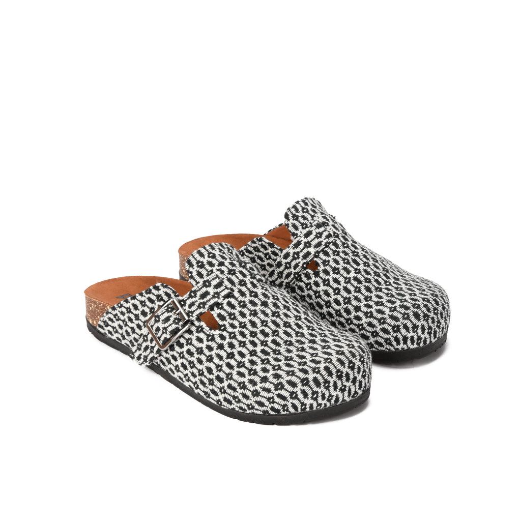 Black and white Pixel mule